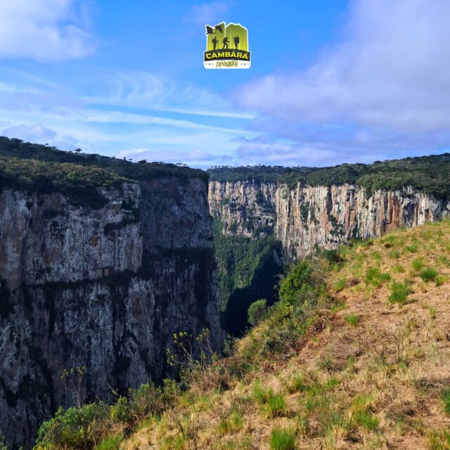 Imponência natural que nos faz sentir pequenos. O Itaimbezinho é um verdadeiro espetáculo da natureza! 🌄

Faça este passeio de tirar o fôlego com a Cambará Adventure! 

#ecoturismo #turismodeaventura #contemplacao #terradoscanions #cambaradosul #aparadosdaserra #serragaucha #trip #turismo #cambaraadventure
